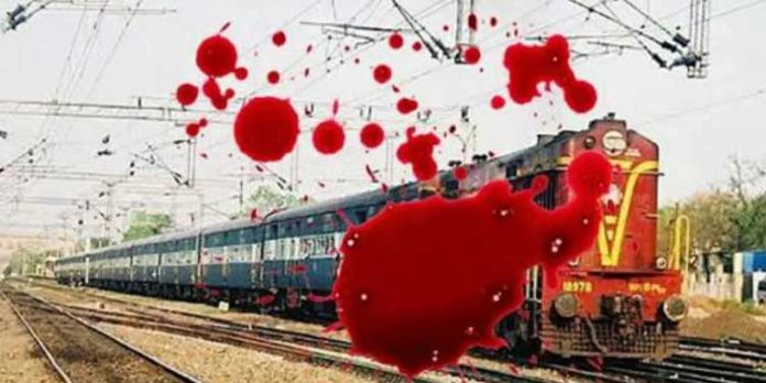കോഴിക്കോട് കൊയിലാണ്ടിയിൽ ട്രെയിൻ തട്ടി പതിനേഴുകാരന് ദാരുണാന്ത്യം കോഴിക്കോട് കൊയിലാണ്ടിയിൽ ട്രെയിൻ തട്ടി പതിനേഴുകാരന് ദാരുണാന്ത്യം