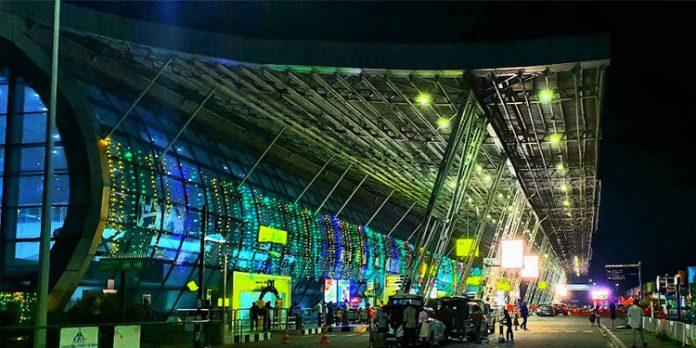 തിരുവനന്തപുരം വിമാനത്താവളത്തില് ലാന്ഡിങിനിടെ വിമാനത്തില് പക്ഷിയിടിച്ചു തിരുവനന്തപുരം വിമാനത്താവളത്തില് ലാന്ഡിങിനിടെ വിമാനത്തില് പക്ഷിയിടിച്ചു