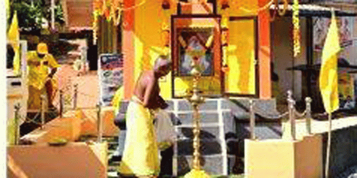 വാഴമുട്ടം ശാഖയിൽ പുനരുദ്ധാരണം നിർവഹിച്ച ശ്രീനാരായണ സ്തൂപിക സമര്പ്പിച്ചു വാഴമുട്ടം ശാഖയിൽ പുനരുദ്ധാരണം നിർവഹിച്ച ശ്രീനാരായണ സ്തൂപിക സമര്പ്പിച്ചു