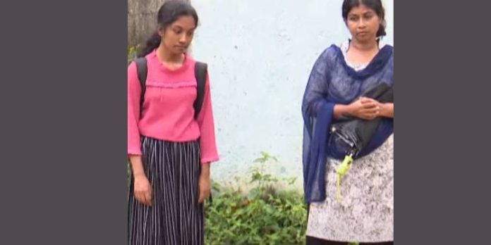 വാടക മുടങ്ങിയതിനു വീട്ടില് നിന്നും പുറത്താക്കി ; അമ്മയും മകളും പെരുവഴിയില് വാടക മുടങ്ങിയതിനു വീട്ടില് നിന്നും പുറത്താക്കി ; അമ്മയും മകളും പെരുവഴിയില്
