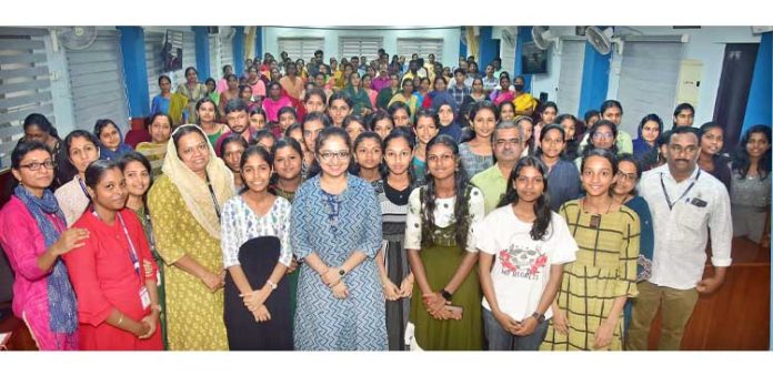 പെണ്കുട്ടികള് കഴിവ് തിരിച്ചറിഞ്ഞു സ്വയം പ്രോത്സാഹനം നല്കണം : ജില്ലാ കളക്ടര് പെണ്കുട്ടികള് കഴിവ് തിരിച്ചറിഞ്ഞു സ്വയം പ്രോത്സാഹനം നല്കണം : ജില്ലാ കളക്ടര്