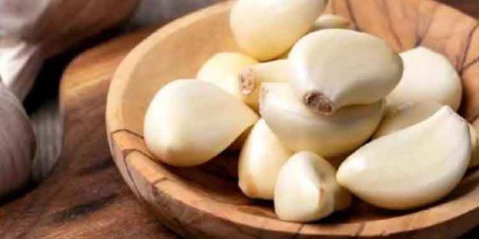 ഭാരം കുറയ്ക്കാൻ വെറും വയറ്റിൽ വെളുത്തുള്ളി കഴിച്ചാൽ മതി ഭാരം കുറയ്ക്കാൻ വെറും വയറ്റിൽ വെളുത്തുള്ളി കഴിച്ചാൽ മതി