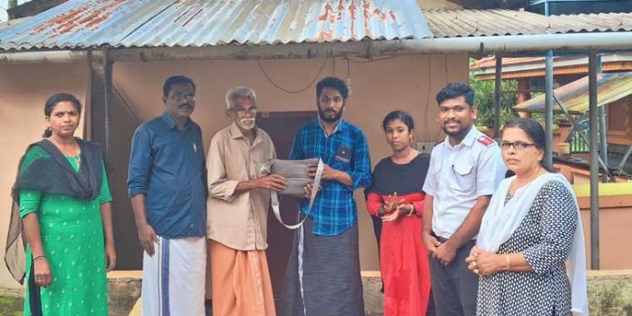 കളഞ്ഞു കിട്ടിയ പണമടങ്ങിയ ബാഗ് ഉടമയ്ക്ക് തിരികെ നൽകി മാതൃകയായി കുഞ്ഞുമോൻ കളഞ്ഞു കിട്ടിയ പണമടങ്ങിയ ബാഗ് ഉടമയ്ക്ക് തിരികെ നൽകി മാതൃകയായി കുഞ്ഞുമോൻ