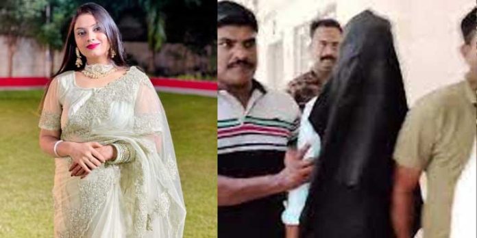 എയര്ഹോസ്റ്റസ് ഫ്ലാറ്റിനുള്ളില് മരിച്ച നിലയില് ; ഒരാള് പോലീസ് കസ്റ്റഡിയില് എയര്ഹോസ്റ്റസ് ഫ്ലാറ്റിനുള്ളില് മരിച്ച നിലയില് ; ഒരാള് പോലീസ് കസ്റ്റഡിയില്