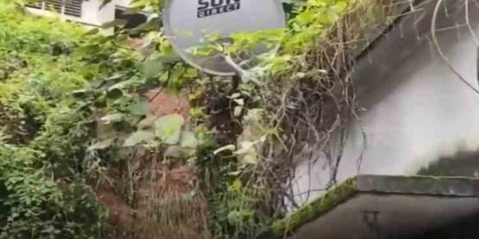 മലപ്പുറത്ത് ലൈഫ് മിഷൻ വീടുകളിലേക്ക് മണ്ണിടിഞ്ഞ് വീണു മലപ്പുറത്ത് ലൈഫ് മിഷൻ വീടുകളിലേക്ക് മണ്ണിടിഞ്ഞ് വീണു