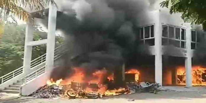 മഹാരാഷ്ട്രയിൽ പ്രക്ഷോഭം അക്രമാസക്തമാകുന്നു; എന്.സി.പി എംഎല്എമാരുടെ വീട് ആക്രമിച്ചു മഹാരാഷ്ട്രയിൽ പ്രക്ഷോഭം അക്രമാസക്തമാകുന്നു; എന്.സി.പി എംഎല്എമാരുടെ വീട് ആക്രമിച്ചു