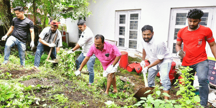 ഗാന്ധി സ്മൃതി സംഗമവും ശുചീകരണ പ്രവർത്തനങ്ങളുമായി രാജീവ് യൂത്ത് ഫൗണ്ടേഷൻ ഗാന്ധി സ്മൃതി സംഗമവും ശുചീകരണ പ്രവർത്തനങ്ങളുമായി രാജീവ് യൂത്ത് ഫൗണ്ടേഷൻ