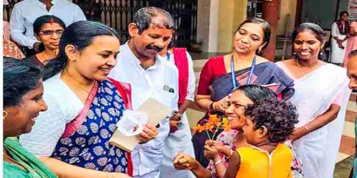 എറണാകുളം ജില്ലയിലെ ആശുപത്രികളിൽ ഇ-ഹെല്ത്ത് നടപ്പാക്കണമെന്ന് മന്ത്രി വീണ ജോര്ജ് എറണാകുളം ജില്ലയിലെ ആശുപത്രികളിൽ ഇ-ഹെല്ത്ത് നടപ്പാക്കണമെന്ന് മന്ത്രി വീണ ജോര്ജ്