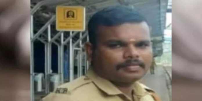 സ്റ്റേഷനിലെ വിശ്രമ മുറിയിൽ പോലീസുകാരനെ തൂങ്ങി മരിച്ച നിലയിൽ കണ്ടെത്തി സ്റ്റേഷനിലെ വിശ്രമ മുറിയിൽ പോലീസുകാരനെ തൂങ്ങി മരിച്ച നിലയിൽ കണ്ടെത്തി