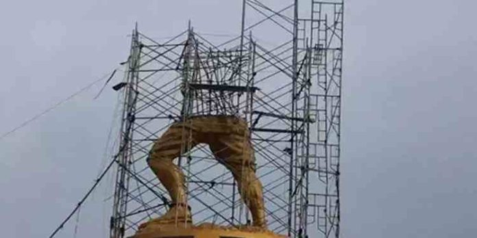 വിവാദ പരശുരാമ പ്രതിമയുടെ ഫോട്ടോയെടുത്ത യുവാവിന് നേരെ യുവമോർച്ച അക്രമം വിവാദ പരശുരാമ പ്രതിമയുടെ ഫോട്ടോയെടുത്ത യുവാവിന് നേരെ യുവമോർച്ച അക്രമം