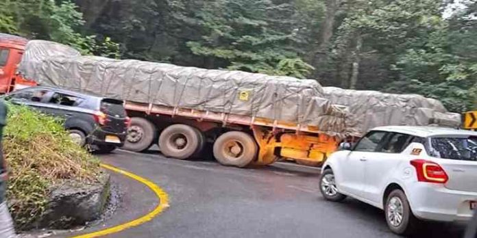 താമരശ്ശേരി ചുരത്തിലുള്ള ഗതാഗത തടസ്സം തുടരുന്നു ; ചുരം വഴി വരുന്നവർ ഭക്ഷണവും വെള്ളവും കരുതാൻ നിർദേശം താമരശ്ശേരി ചുരത്തിലുള്ള ഗതാഗത തടസ്സം തുടരുന്നു ; ചുരം വഴി വരുന്നവർ ഭക്ഷണവും വെള്ളവും കരുതാൻ നിർദേശം