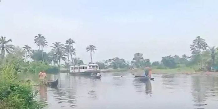 അയ്മനത്ത് വള്ളത്തിൽ സർവീസ് ബോട്ട് ഇടിച്ച് അപകടം അയ്മനത്ത് വള്ളത്തിൽ സർവീസ് ബോട്ട് ഇടിച്ച് അപകടം