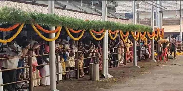 നവരാത്രി ആഘോഷ നിറവിൽ കൊല്ലൂർ മൂകാംബിക ക്ഷേത്രം നവരാത്രി ആഘോഷ നിറവിൽ കൊല്ലൂർ മൂകാംബിക ക്ഷേത്രം