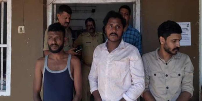 തിരുവല്ലയിൽ മാരകായുധങ്ങളുമായി വീടുകയറി ആക്രമണം ; പോലീസിന് നേരെയും വടിവാൾ വീശിയ മൂന്നുപേർ പിടിയിൽ തിരുവല്ലയിൽ മാരകായുധങ്ങളുമായി വീടുകയറി ആക്രമണം ; പോലീസിന് നേരെയും വടിവാൾ വീശിയ മൂന്നുപേർ പിടിയിൽ