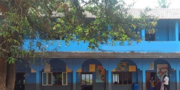 ദളിത് വിദ്യാർത്ഥിയുടെ മുടി സ്കൂൾ അസംബ്ലിയിൽ വെച്ച് മുറിച്ചു ; പ്രധാന അധ്യാപികക്കെതിരെ കേസ് ദളിത് വിദ്യാർത്ഥിയുടെ മുടി സ്കൂൾ അസംബ്ലിയിൽ വെച്ച് മുറിച്ചു ; പ്രധാന അധ്യാപികക്കെതിരെ കേസ്