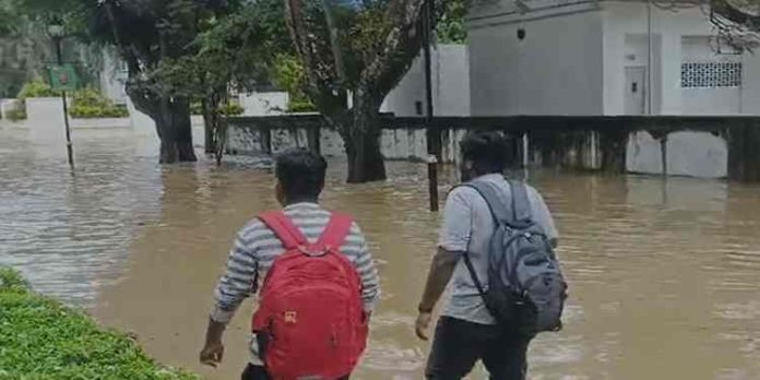 കഴക്കൂട്ടം ടെക്നോപാർക്കിലെ പാർക്കിംഗ് കേന്ദ്രത്തിലെ വാഹനങ്ങൾ വെള്ളത്തിലായി കഴക്കൂട്ടം ടെക്നോപാർക്കിലെ പാർക്കിംഗ് കേന്ദ്രത്തിലെ വാഹനങ്ങൾ വെള്ളത്തിലായി