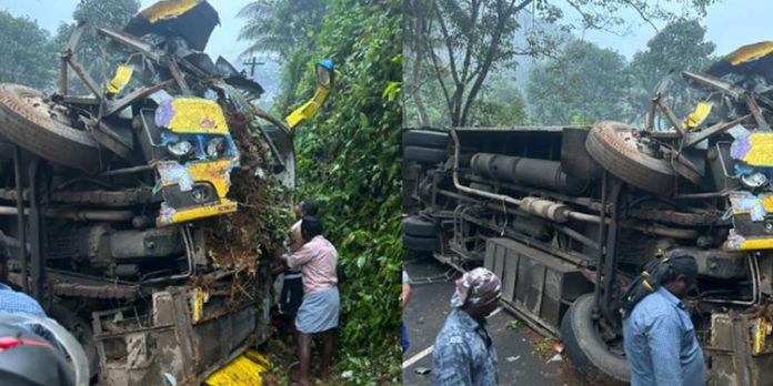 അയ്യപ്പഭക്തർ സഞ്ചരിച്ച ബസ് അപകടത്തിൽപ്പെട്ടു അയ്യപ്പഭക്തർ സഞ്ചരിച്ച ബസ് അപകടത്തിൽപ്പെട്ടു