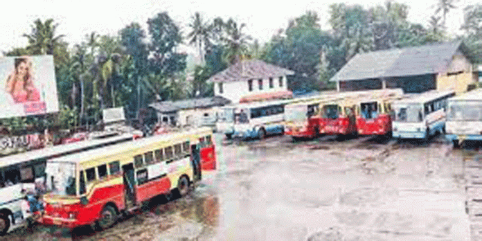 ആവശ്യത്തിന് ഡ്രൈവര്മാരില്ല ; ഗ്രാമീണ സര്വീസുകള് റദ്ദു ചെയ്യുന്നു ആവശ്യത്തിന് ഡ്രൈവര്മാരില്ല ; ഗ്രാമീണ സര്വീസുകള് റദ്ദു ചെയ്യുന്നു