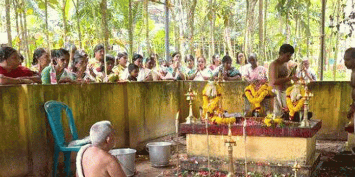 കോട്ടൂർ ഭഗവതി ക്ഷേത്രത്തില് ആയില്യപൂജ നടത്തി കോട്ടൂർ ഭഗവതി ക്ഷേത്രത്തില് ആയില്യപൂജ നടത്തി