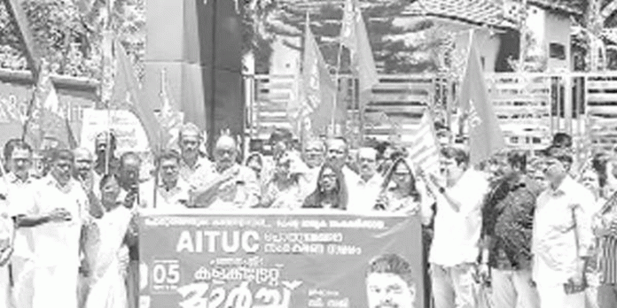എ.ഐ.ടി.യു.സി കലക്ടറേറ്റ് മാര്ച്ചും ധര്ണയും നടത്തി എ.ഐ.ടി.യു.സി കലക്ടറേറ്റ് മാര്ച്ചും ധര്ണയും നടത്തി