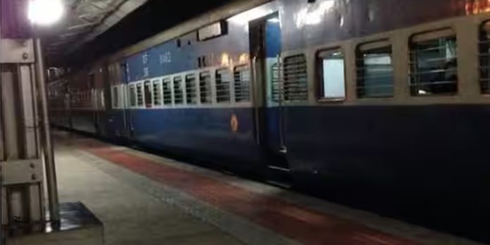 ഓടിത്തുടങ്ങിയ ട്രെയിനിൽ നിന്നിറങ്ങാൻ ശ്രമിച്ചു ; അപകടത്തിൽ വൃദ്ധന്റെ കൈ അറ്റു ഓടിത്തുടങ്ങിയ ട്രെയിനിൽ നിന്നിറങ്ങാൻ ശ്രമിച്ചു ; അപകടത്തിൽ വൃദ്ധന്റെ കൈ അറ്റു