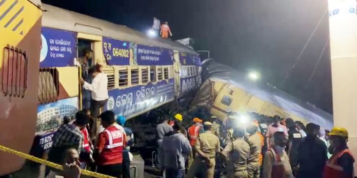 ആന്ധ്രപ്രദേശ് ട്രെയിന് അപകടം ; ലോക്കോ പൈലറ്റിന് പിഴവ് പറ്റിയെന്ന് റെയില്വേ ആന്ധ്രപ്രദേശ് ട്രെയിന് അപകടം ; ലോക്കോ പൈലറ്റിന് പിഴവ് പറ്റിയെന്ന് റെയില്വേ