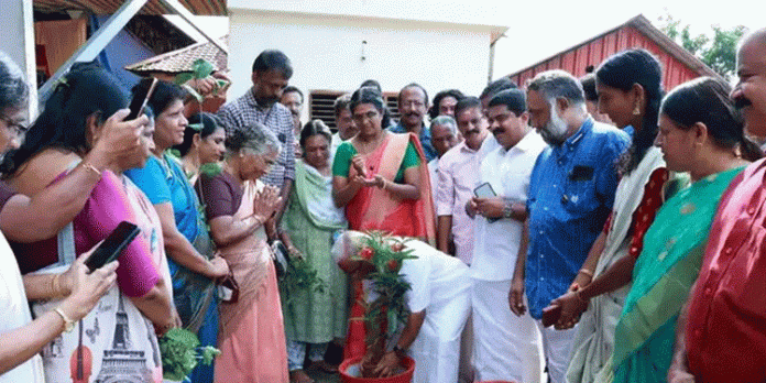 ആറന്മുള പാർത്ഥസാരഥി ക്ഷേത്രം പൂങ്കാവനമാക്കാൻ മാതൃസേവാ സമിതി ആറന്മുള പാർത്ഥസാരഥി ക്ഷേത്രം പൂങ്കാവനമാക്കാൻ മാതൃസേവാ സമിതി