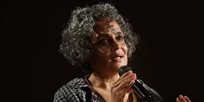 അരുന്ധതി റോയിയെ വിചാരണ ചെയ്യാൻ ദില്ലി ലഫ് ഗവർണറുടെ അനുമതി അരുന്ധതി റോയിയെ വിചാരണ ചെയ്യാൻ ദില്ലി ലഫ് ഗവർണറുടെ അനുമതി