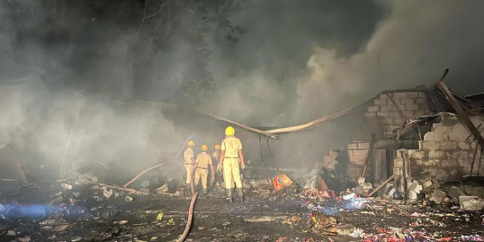 അത്തിബെല്ലെ പടക്കക്കട അപകടം ; മരണസംഖ്യ 14 ആയി, ഒരാൾ അറസ്റ്റിൽ അത്തിബെല്ലെ പടക്കക്കട അപകടം ; മരണസംഖ്യ 14 ആയി, ഒരാൾ അറസ്റ്റിൽ
