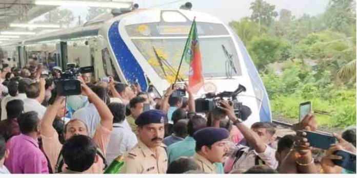 ചെങ്ങന്നൂരിൽ വന്ദേഭാരതിന് ആവേശ്വോജ്ജ്വല സ്വീകരണം നൽകി ചെങ്ങന്നൂരിൽ വന്ദേഭാരതിന് ആവേശ്വോജ്ജ്വല സ്വീകരണം നൽകി