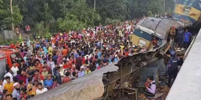 ബംഗ്ലാദേശില് ട്രെയിനുകള് കൂട്ടിയിടിച്ച് അപകടം ; 15 മരണം ബംഗ്ലാദേശില് ട്രെയിനുകള് കൂട്ടിയിടിച്ച് അപകടം ; 15 മരണം