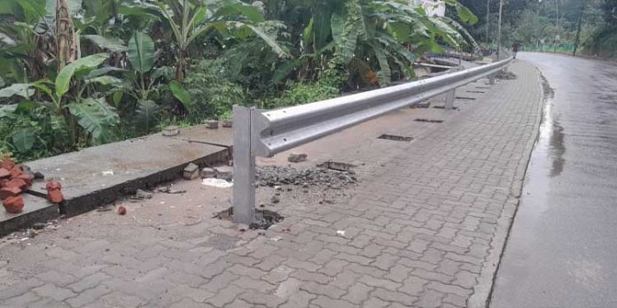 അശാസ്ത്രീയമായ ക്രാഷ് ബാരിയർ സ്ഥാപിക്കൽ അപകടങ്ങൾക്ക് വഴിയൊരുക്കുന്നു അശാസ്ത്രീയമായ ക്രാഷ് ബാരിയർ സ്ഥാപിക്കൽ അപകടങ്ങൾക്ക് വഴിയൊരുക്കുന്നു
