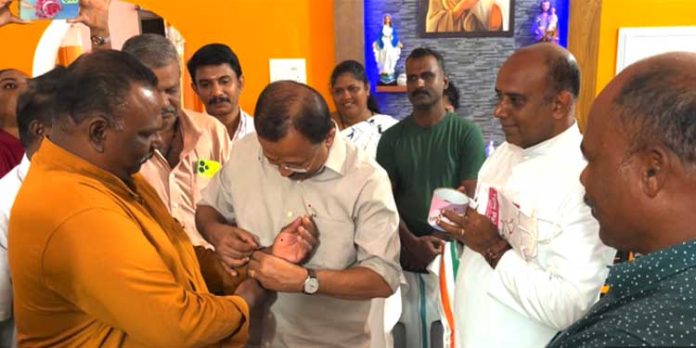 വി. മുരളീധരന് അഞ്ചുതെങ്ങില് ; നന്ദിയായി വാച്ച് സമ്മാനിച്ച് ഇറാനില് നിന്ന് രക്ഷപെട്ടെത്തിയവർ വി. മുരളീധരന് അഞ്ചുതെങ്ങില് ; നന്ദിയായി വാച്ച് സമ്മാനിച്ച് ഇറാനില് നിന്ന് രക്ഷപെട്ടെത്തിയവർ