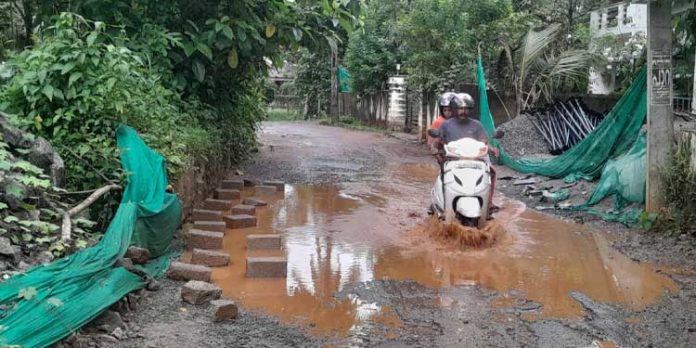 കോന്നി നാരായണപുരം ചന്ത മങ്ങാരം റോഡ് തകർച്ച ജനങ്ങളെ വലക്കുന്നു കോന്നി നാരായണപുരം ചന്ത മങ്ങാരം റോഡ് തകർച്ച ജനങ്ങളെ വലക്കുന്നു
