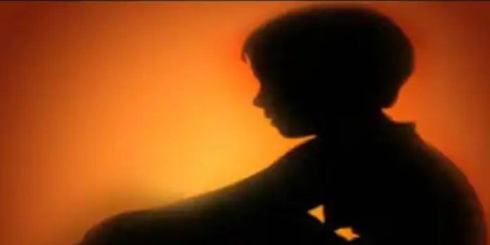 ക്ലാസിലെത്താൻ രണ്ട് മിനുട്ട് വൈകിയ ഒന്നാം ക്ലാസുകാരനെ രണ്ട് മണിക്കൂർ പൊരിവെയിലത്ത് നിർത്തി സ്കൂൾ അധികൃതർ ക്ലാസിലെത്താൻ രണ്ട് മിനുട്ട് വൈകിയ ഒന്നാം ക്ലാസുകാരനെ രണ്ട് മണിക്കൂർ പൊരിവെയിലത്ത് നിർത്തി സ്കൂൾ അധികൃതർ