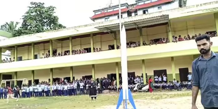 സ്കൂൾ മൈതാനത്ത് അപൂർവ കാഴ്ച ; റോക്കറ്റ് പറന്നുയർന്നു സ്കൂൾ മൈതാനത്ത് അപൂർവ കാഴ്ച ; റോക്കറ്റ് പറന്നുയർന്നു