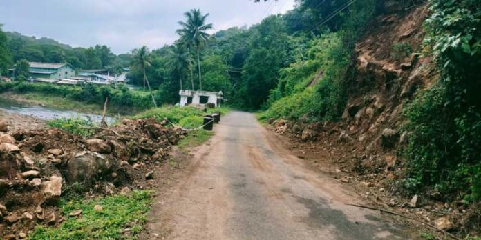 മണ്ണിടിച്ചിലുണ്ടാവുന്ന മണിയാർ – എരുവാറ്റുപുഴ റോഡിലെ അപകടം ഒഴിവാക്കാൻ അധികാരികൾ നടപടിയെടുക്കുന്നില്ലെന്ന് പരാതി മണ്ണിടിച്ചിലുണ്ടാവുന്ന മണിയാർ – എരുവാറ്റുപുഴ റോഡിലെ അപകടം ഒഴിവാക്കാൻ അധികാരികൾ നടപടിയെടുക്കുന്നില്ലെന്ന് പരാതി