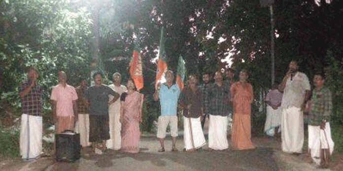 റീടാര് ചെയ്ത റോഡ് തകര്ന്നു ; നാട്ടുകാരും ബി.ജെ.പി വാർഡു കമ്മിറ്റിയും പ്രതിഷേധിച്ചു റീടാര് ചെയ്ത റോഡ് തകര്ന്നു ; നാട്ടുകാരും ബി.ജെ.പി വാർഡു കമ്മിറ്റിയും പ്രതിഷേധിച്ചു