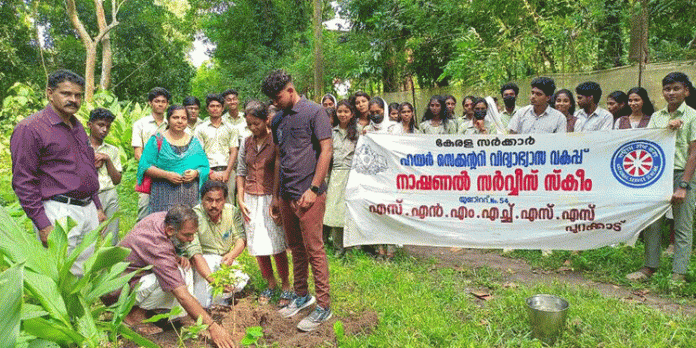 കാവ് സംരക്ഷണത്തിന്റെ ഭാഗമായി വൃക്ഷ തൈകളും ഔഷധച്ചെടികളും നട്ട് വിദ്യാർത്ഥികൾ കാവ് സംരക്ഷണത്തിന്റെ ഭാഗമായി വൃക്ഷ തൈകളും ഔഷധച്ചെടികളും നട്ട് വിദ്യാർത്ഥികൾ