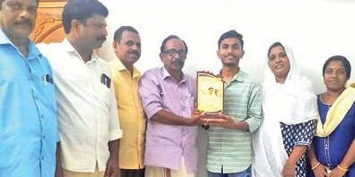 മേരി ക്യൂറി അസോസിയേഷന്റെ സ്കോളർഷിപ്പിനർഹനായ ഷഹാസിനെ അനുമോദിച്ചു മേരി ക്യൂറി അസോസിയേഷന്റെ സ്കോളർഷിപ്പിനർഹനായ ഷഹാസിനെ അനുമോദിച്ചു