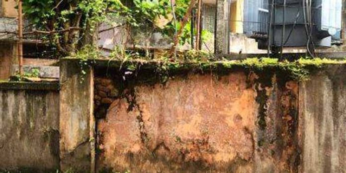 അപകടഭീഷണി ഉയര്ത്തി മിനി സിവില് സ്റ്റേഷന് പിന്നിലെ മതില് അപകടഭീഷണി ഉയര്ത്തി മിനി സിവില് സ്റ്റേഷന് പിന്നിലെ മതില്