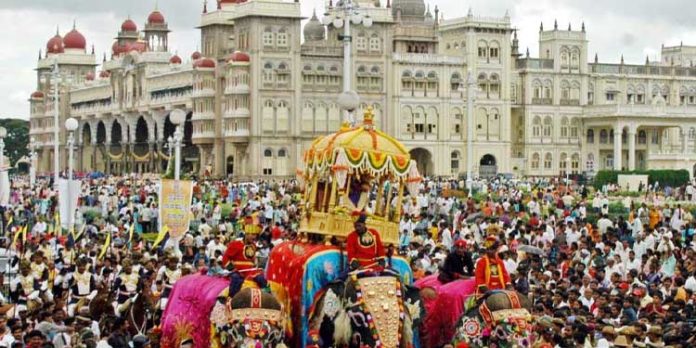 ദസറയുടെ അവസാനദിനത്തിനായൊരുങ്ങി മൈസൂരു കൊട്ടാരം ; സന്ദര്ശകരുടെ പ്രവാഹം ദസറയുടെ അവസാനദിനത്തിനായൊരുങ്ങി മൈസൂരു കൊട്ടാരം ; സന്ദര്ശകരുടെ പ്രവാഹം