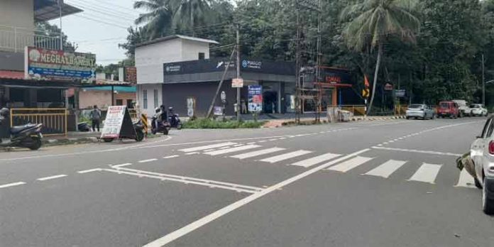 കുമ്പഴ മല്ലശ്ശേരിമുക്കിൽ അപകടങ്ങൾ തുടര്ക്കഥ കുമ്പഴ മല്ലശ്ശേരിമുക്കിൽ അപകടങ്ങൾ തുടര്ക്കഥ