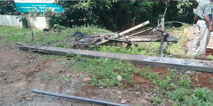 ഇലക്ട്രിക് കമ്പിയിൽ കെ എസ് ആർ ടി സി ബസ് തട്ടി ; ഒഴിവായത് വൻദുരന്തം ഇലക്ട്രിക് കമ്പിയിൽ കെ എസ് ആർ ടി സി ബസ് തട്ടി ; ഒഴിവായത് വൻദുരന്തം