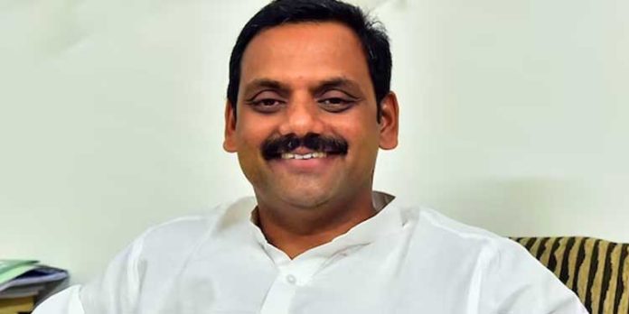 എംഎം മണി ഈ നാടിന് ബാധ്യത, അദ്ദേഹത്തിന്റെ ചെലവിലല്ല ഞങ്ങൾ കഴിയുന്നത് ; ഡീൻ കുര്യാക്കോസ് എംഎം മണി ഈ നാടിന് ബാധ്യത, അദ്ദേഹത്തിന്റെ ചെലവിലല്ല ഞങ്ങൾ കഴിയുന്നത് ; ഡീൻ കുര്യാക്കോസ്