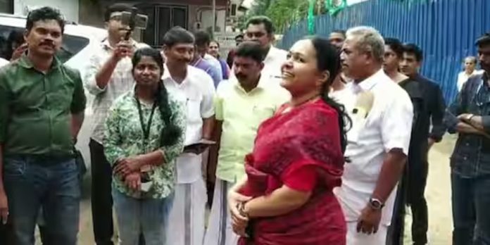 എം.എം മണിയും നേതാക്കളുമെത്തിയില്ല ; നെടുങ്കണ്ടം ആശുപത്രി പുറത്തുനിന്ന് സന്ദര്ശിച്ച് മടങ്ങി ആരോഗ്യമന്ത്രി എം.എം മണിയും നേതാക്കളുമെത്തിയില്ല ; നെടുങ്കണ്ടം ആശുപത്രി പുറത്തുനിന്ന് സന്ദര്ശിച്ച് മടങ്ങി ആരോഗ്യമന്ത്രി