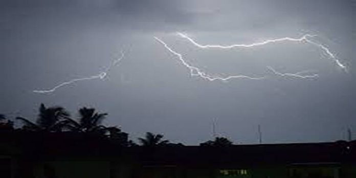 കോഴിക്കോട് ഇടിമിന്നലിൽ വീടിന് തീപിടിച്ചു; രണ്ട് പേർക്ക് പരിക്കേറ്റു കോഴിക്കോട് ഇടിമിന്നലിൽ വീടിന് തീപിടിച്ചു; രണ്ട് പേർക്ക് പരിക്കേറ്റു