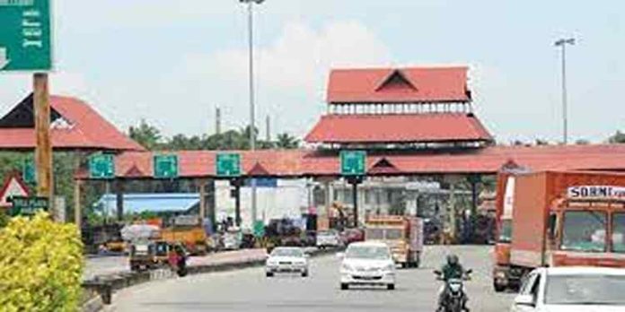 പാലിയേക്കരയിൽ കോൺഗ്രസ് പ്രതിഷേധം: ടോൾ പ്ലാസ തകർത്തു പാലിയേക്കരയിൽ കോൺഗ്രസ് പ്രതിഷേധം: ടോൾ പ്ലാസ തകർത്തു