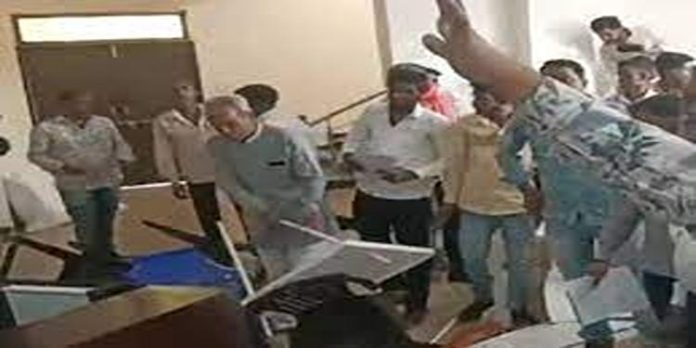 സ്ഥാനാർഥി നിർണയത്തെ ചൊല്ലി തർക്കം ; രാജ് സമന്ദിലെ ബി.ജെ.പി ഓഫീസ് പ്രവർത്തകർ അടിച്ചു തകർത്തു സ്ഥാനാർഥി നിർണയത്തെ ചൊല്ലി തർക്കം ; രാജ് സമന്ദിലെ ബി.ജെ.പി ഓഫീസ് പ്രവർത്തകർ അടിച്ചു തകർത്തു