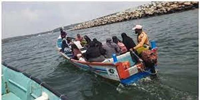 സുരക്ഷാ മാനദണ്ഡങ്ങൾ ലംഘിച്ച് കടലിൽ ഉല്ലാസ യാത്ര നടത്തിയ വള്ളം പിടികൂടി സുരക്ഷാ മാനദണ്ഡങ്ങൾ ലംഘിച്ച് കടലിൽ ഉല്ലാസ യാത്ര നടത്തിയ വള്ളം പിടികൂടി